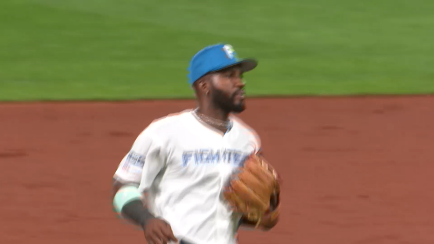 3回表・Fカストロ 逆シングルから正確なスローイングを見せる!!