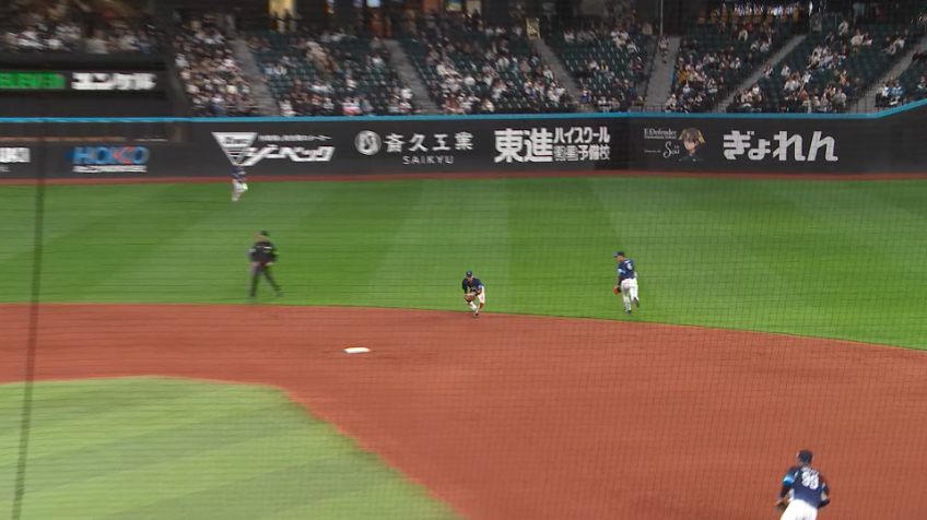 8回裏・L滝澤夏央 二遊間の打球を華麗に捌き流石の好守備を見せる!!