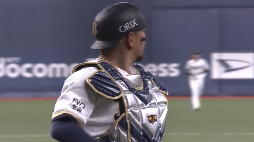 3回表・B森友哉 肩で魅せる!! ストライク送球で盗塁阻止!!