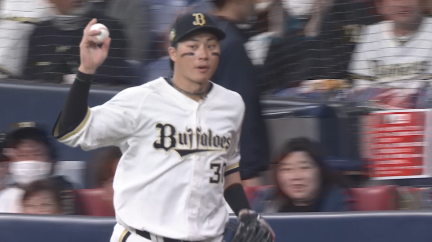 7回表・B廣岡大志 フェンス際のファウルフライをジャンピングキャッチ!!