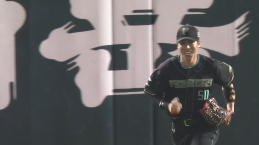 6回裏・F五十幡亮汰 フェンス際の打球をナイスキャッチ!!