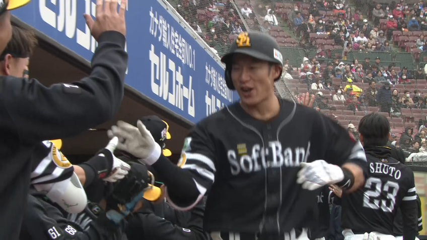 3回表・H柳田悠岐 今季第1号はライトオーバーの先制2ランホームラン!!