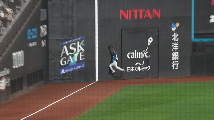 4回表・F野村佑希 フェンスを恐れない好プレー!!