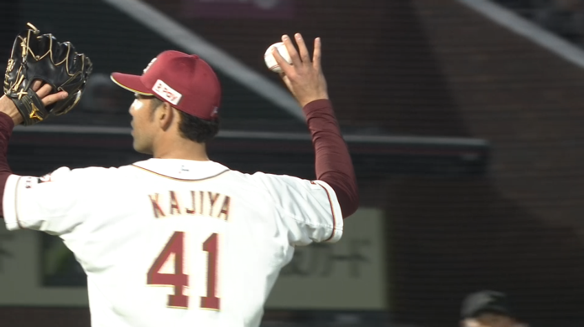 5回表・E加治屋蓮 強烈なピッチャー返しに反応するナイスプレー!!