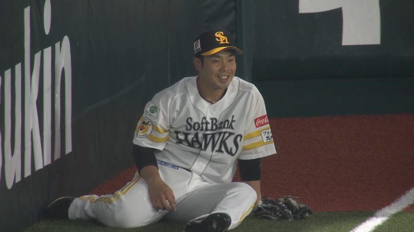 1回表・H近藤健介 レフトライン際の打球をダイビングキャッチ!!