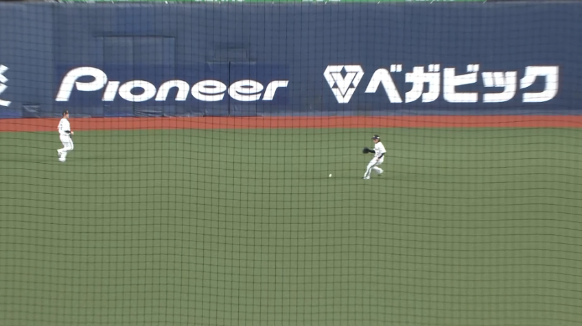 3回表・B渡部遼人 素早いチャージからの送球で打者走者を刺す!!