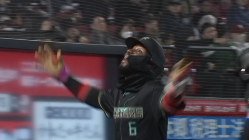 4回表・Fカストロ 1番起用に応える!! 左中間へのホームランで先制!!