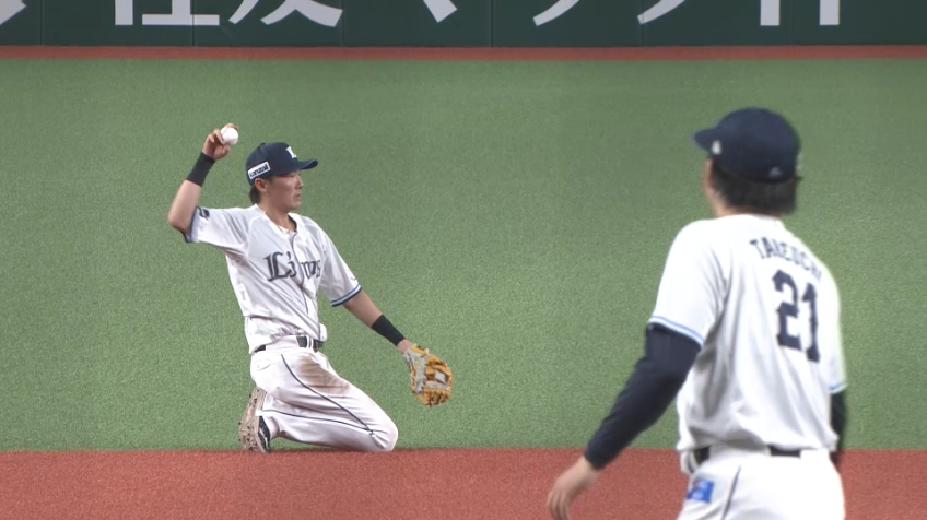 5回表・L源田壮亮 抜けそうな打球をダイビングキャッチ!!