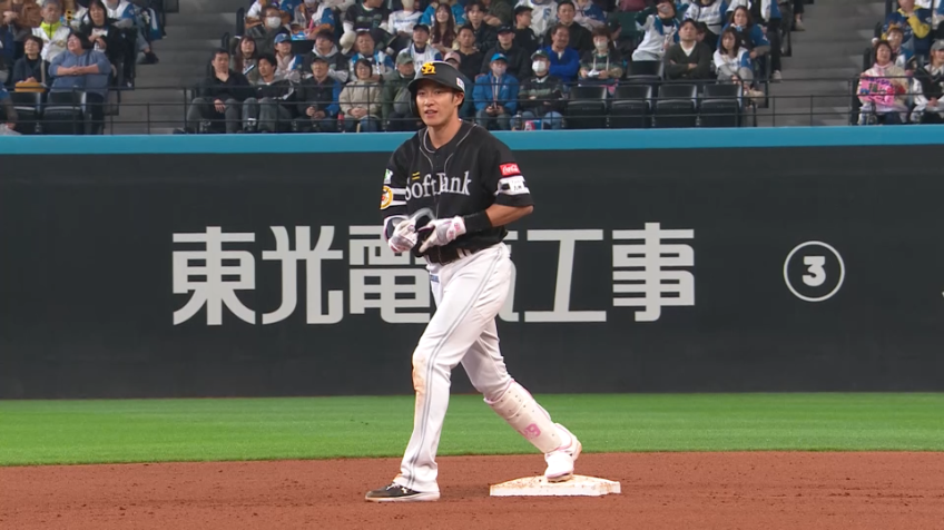 8回表・H柳田悠岐 ライトへのタイムリー2ベース!!