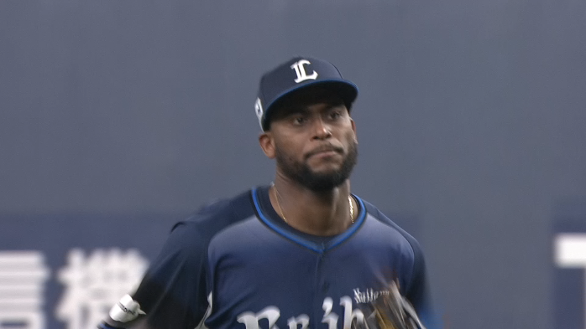 6回裏・Lカナリオ ライナー性の打球をスライディングキャッチ!!