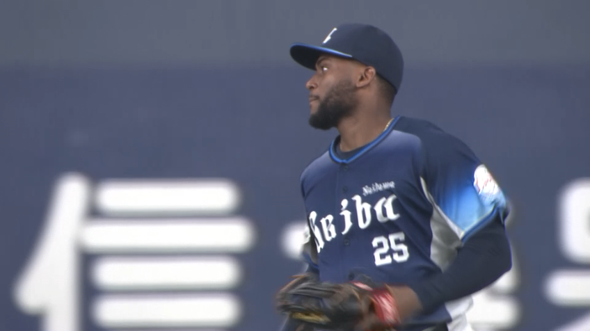 8回裏・Lカナリオ フェンスに衝突しながらもナイスキャッチ!!