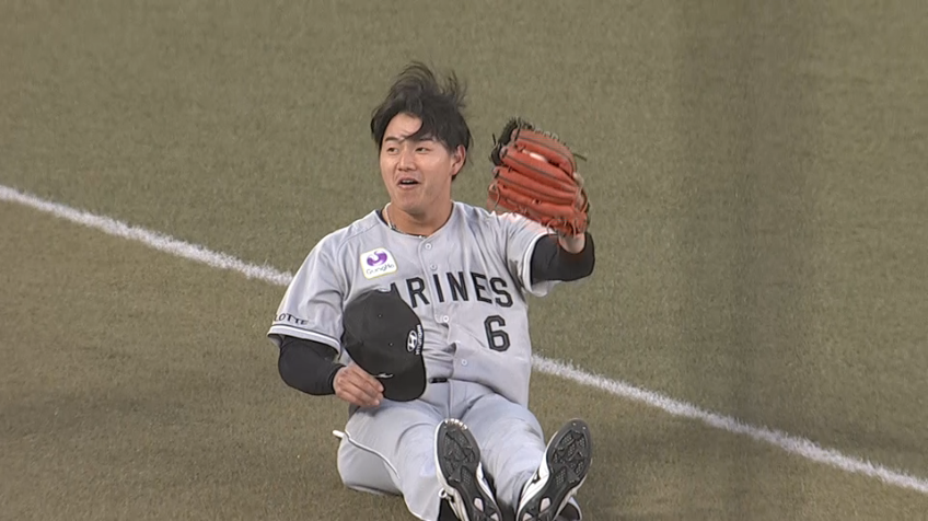 1回表・M西川史礁 強風にボールが流されるもスライディングキャッチのファインプレー!