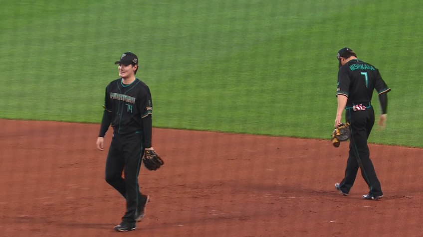 2回表・F西川遥輝 ファースト起用で好守!!