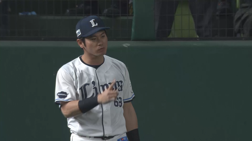 8回表・L岸潤一郎 フェンス際の打球をジャンピングキャッチ!!