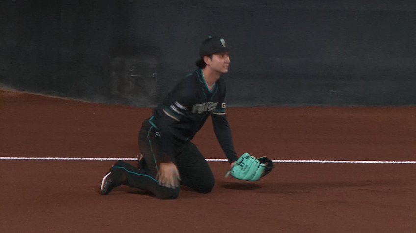 2回表・F淺間大基 ライト線の打球をスライディングキャッチ!!