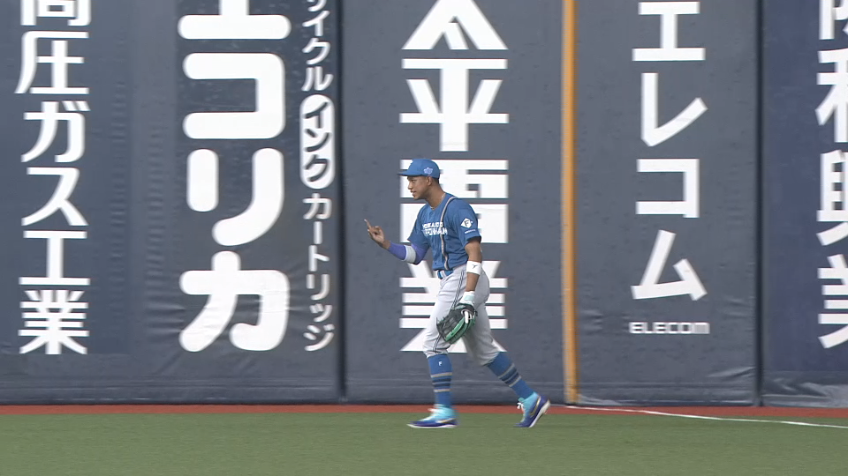 5回表・F万波中正 フェンス際の打球をジャンピングキャッチ!!