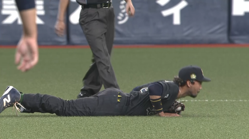 3回表・B宗佑磨 三遊間に抜けそうな打球を横っ飛びでキャッチ!!