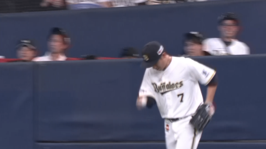 3回表・B西川龍馬 フェンス際のファウルフライをナイスキャッチ!!