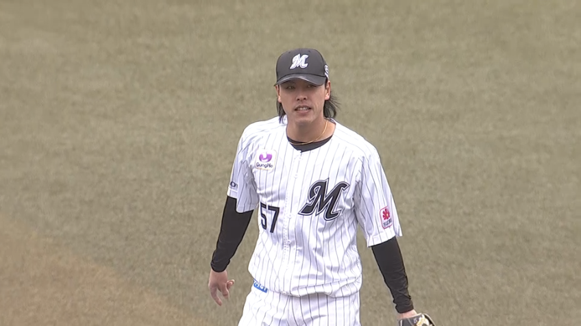 4回表・M小川龍成 一二塁間を抜けそうなあたりをダイビングキャッチ!!