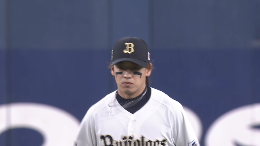 4回表・B渡部遼人 フェンスに激突しながらもボールを離さず3アウト!!