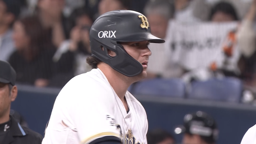 8回裏・Bシーモア チャンスをものにした!! 逆転タイムリーヒットを放つ!!