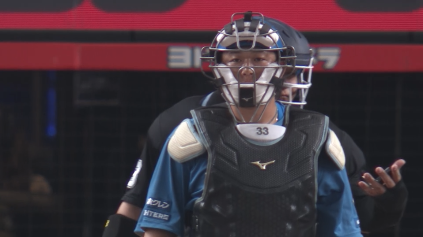 7回裏・F進藤勇也 ウエストして盗塁を阻止!!