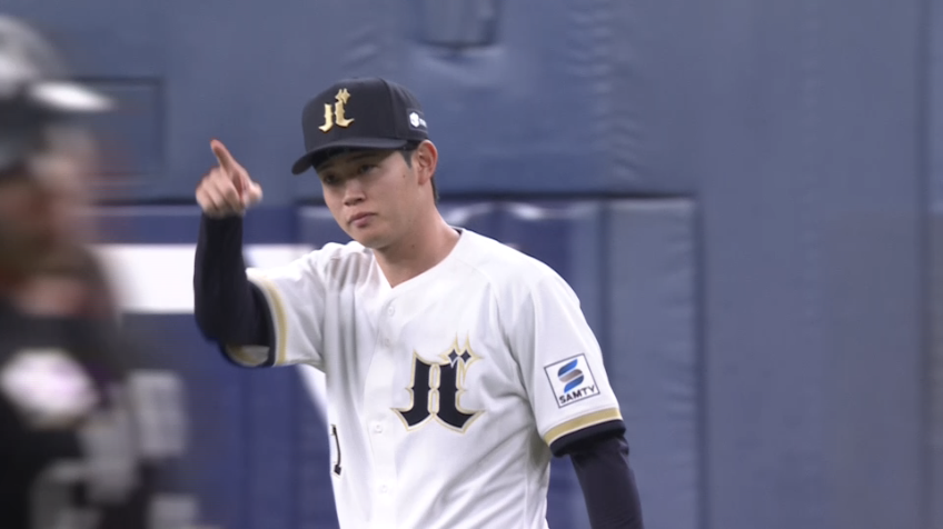 4回表・B太田椋 一二塁間を抜けそうな打球を華麗に処理!!