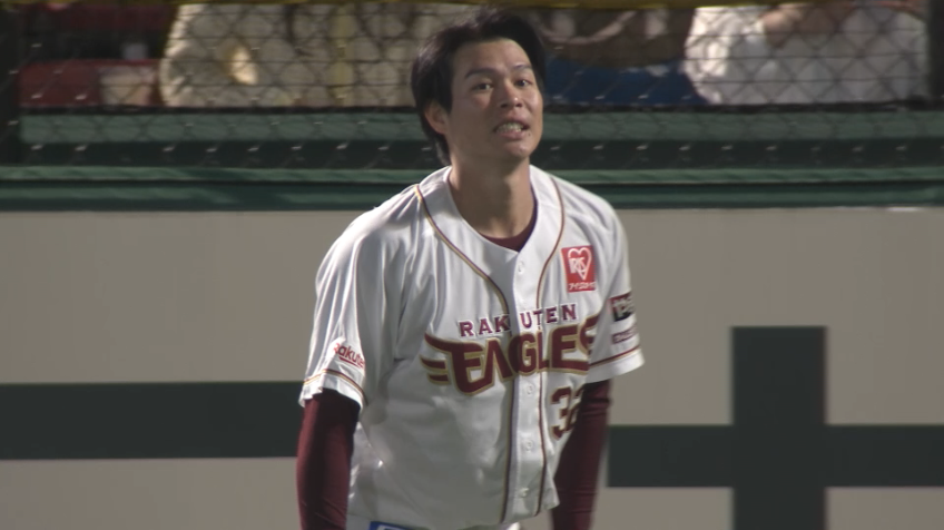 4回表・E中島大輔 フェンス際の打球をジャンピングキャッチ!!