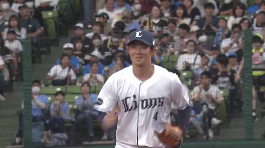 1回表・L石井一成 ピンチで強い打球をキャッチする好プレー!!