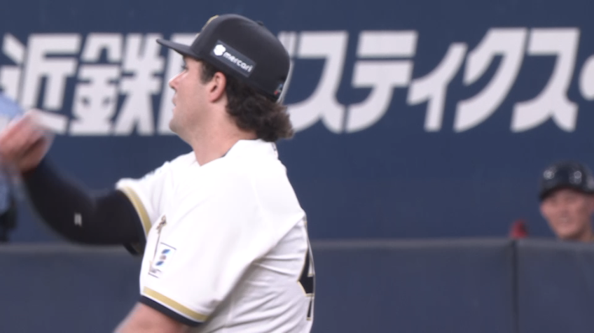 3回表・Bシーモア 頭上を越えそうな打球をジャンピングキャッチ!!