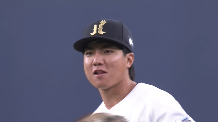 6回表・B宜保翔 一二塁間を抜けそうな打球をダイビングキャッチ!!