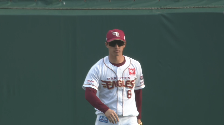 8回表・E辰己涼介 長い距離を走って難しい打球をナイスキャッチ!!