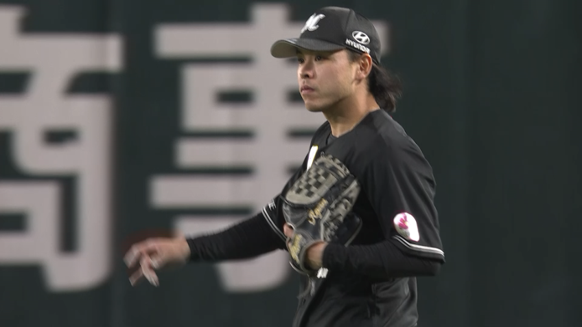 8回裏・M小川龍成 １，２塁間抜けそうな打球をアウトにするファインプレー!!