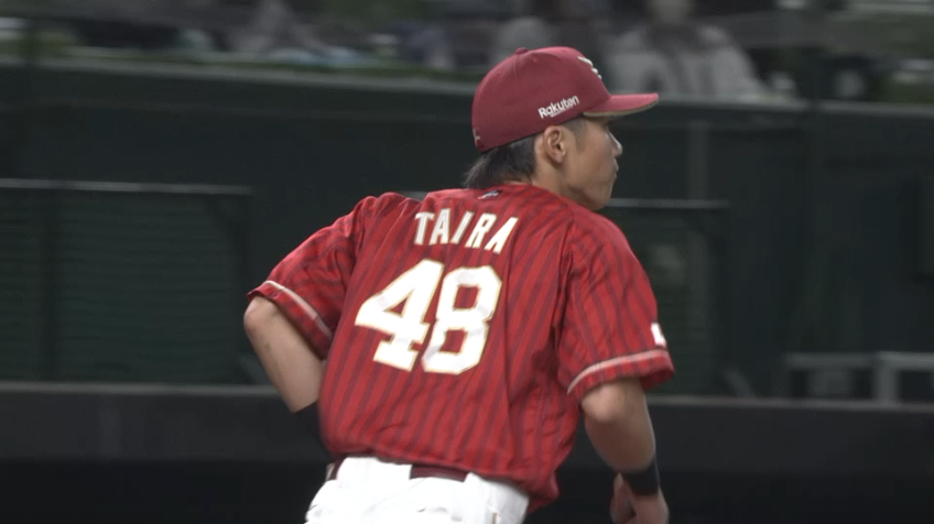 5回裏・E平良竜哉 ボテボテの打球を素手で素早く捌く!!