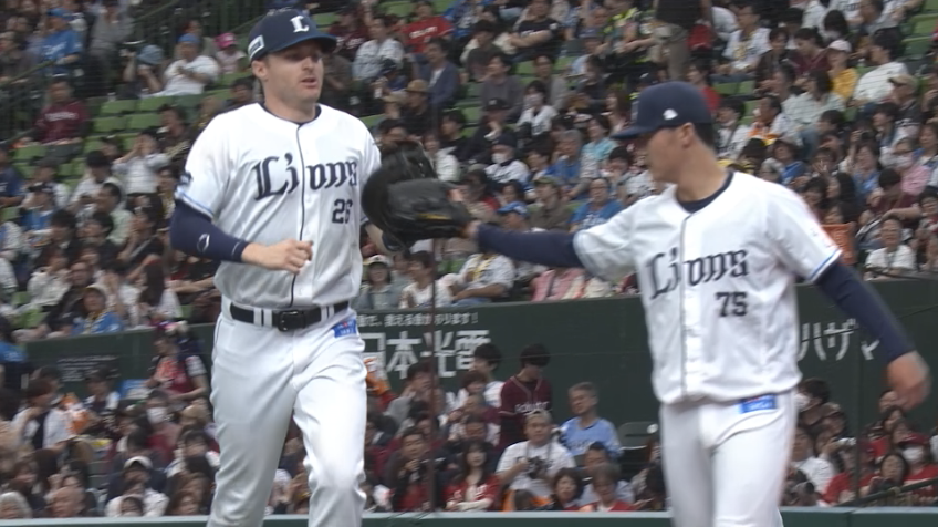 4回表・Lネビン 一塁線の打球をナイスキャッチ!!