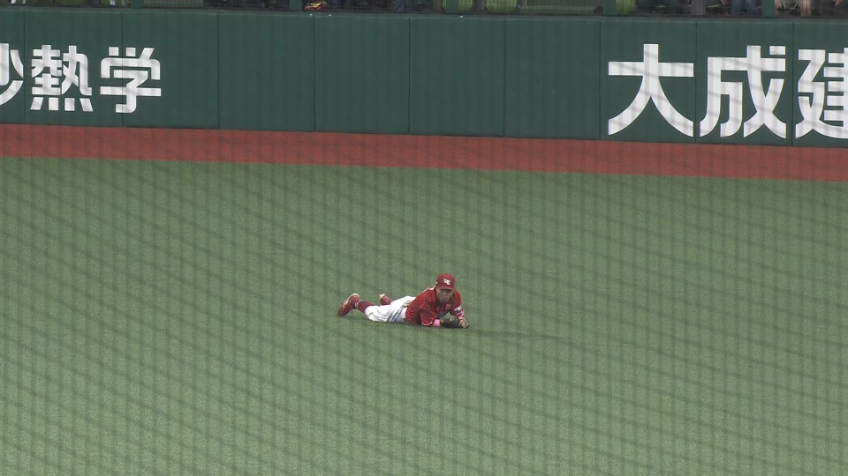 4回裏・E佐藤直樹 ライト前に落ちそうな打球をスライディングキャッチ!!