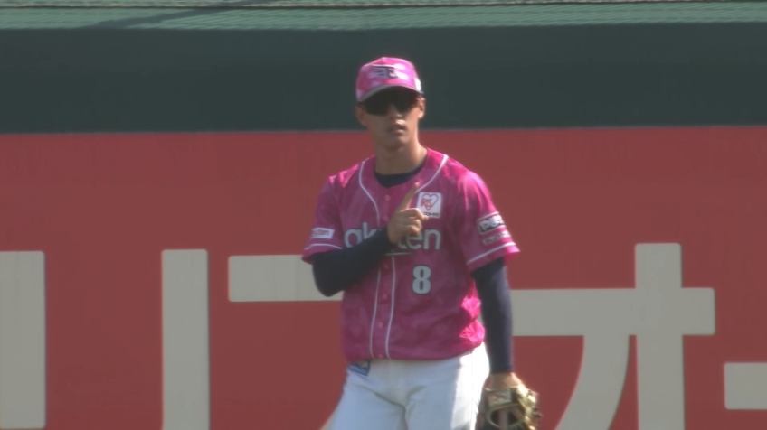 7回表・E辰己涼介 頭上を越えそうな打球をランニングキャッチ!