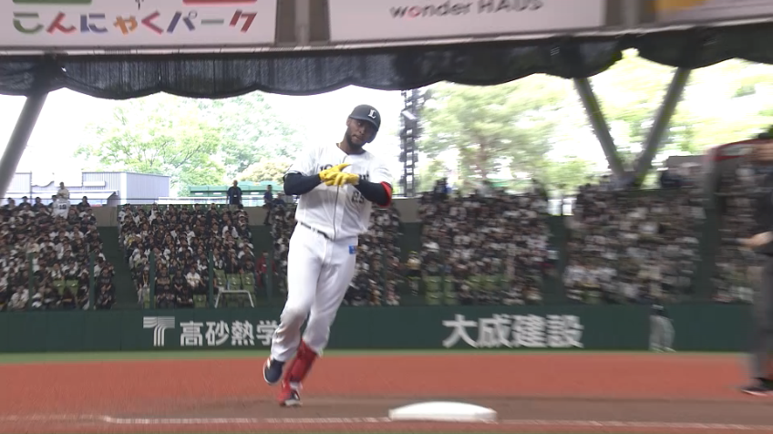 1回裏・Lカナリオ 初球を捉えて先頭打者ホームラン!!