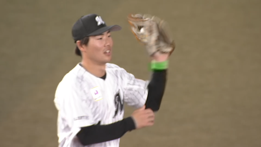 6回表・M友杉篤輝 三遊間に抜けそうな打球を好捕してジャンピングスロー!!