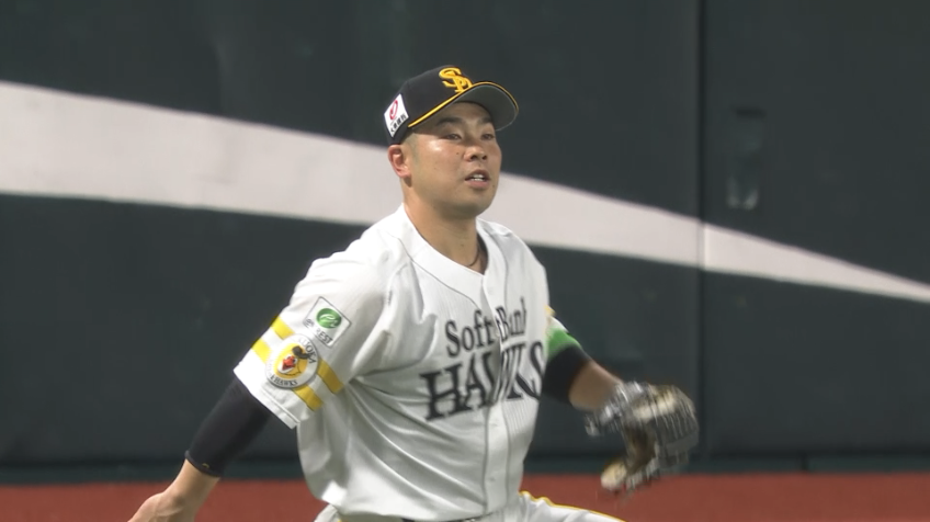 1回表・H近藤健介 レフト線に落ちそうな打球をダイビングキャッチ!!