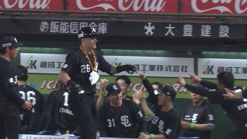 7回裏・Lネビン レフトへ自らを祝うバースデーアーチを放つ!!