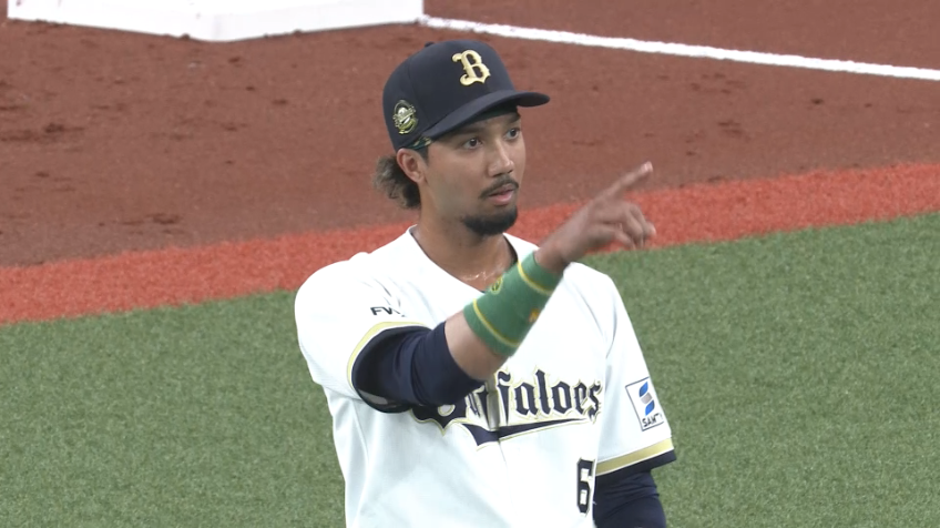 2回表・B宗佑磨 頭上を抜けそうな打球をジャンピングキャッチ!!
