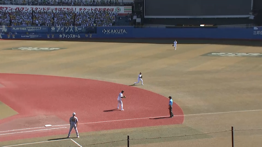 7回表・Mソト 頭上を越えそうな打球を軽快なジャンピングキャッチ!!