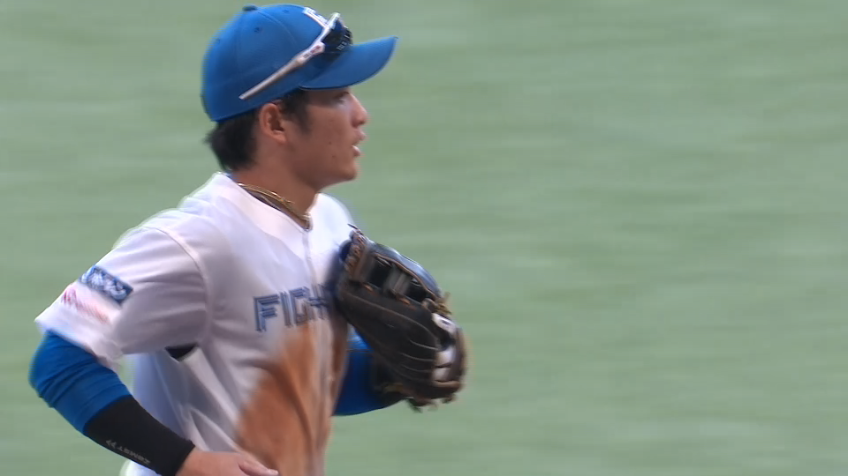 5回表・F奈良間大己 ボテボテの当たりを好捕し、軽快なジャンピングスロー!!