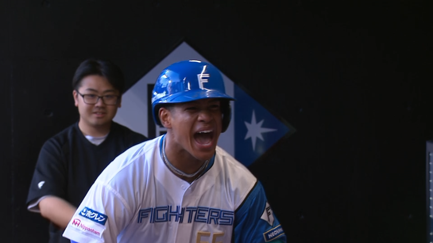 7回裏・F万波中正 圧巻の一発!! バックスクリーンに飛び込むHRで追加点!!