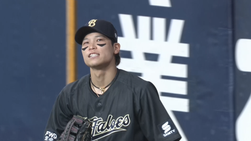 9回表・B中川圭太 フェンス際への大きなフライをジャンピングキャッチする好守!!