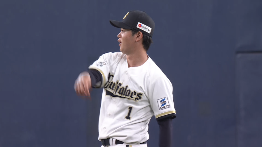 8回表・B太田椋 頭上を越えそうな打球をジャンピングキャッチ!!