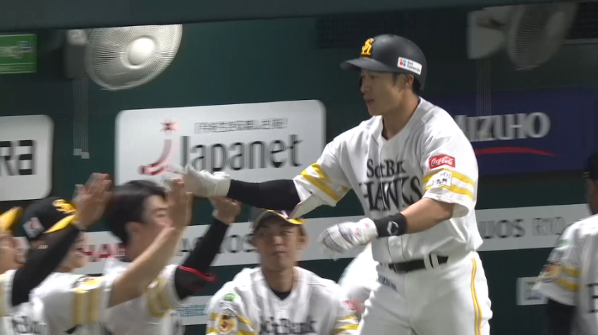 4回裏・H柳田悠岐 反撃開始の一発!! ライトスタンドに運び込むソロHR!!