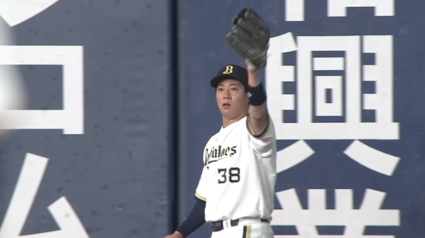 4回表・B来田涼斗 ライト線に切れそうな打球をジャンピングキャッチ!!