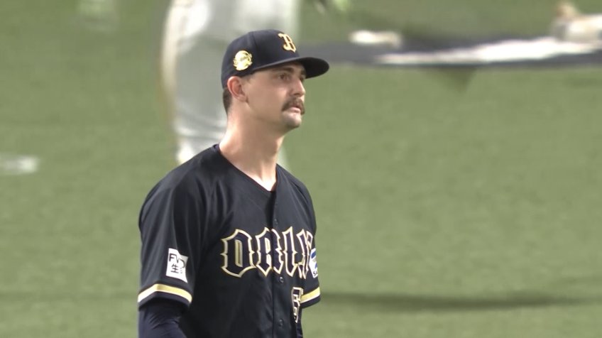 5回裏・Bジェリー ピッチャーライナーをナイスキャッチ!!